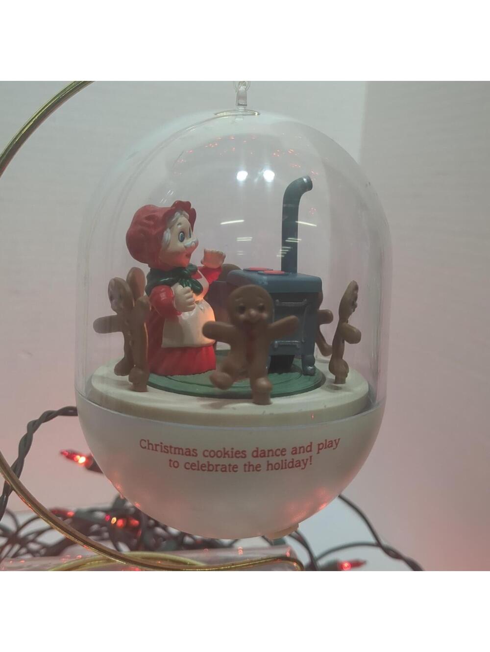 Hallmark Keepsake Ornament Magic Light And Motion Mrs. Santa's Kitchen Display